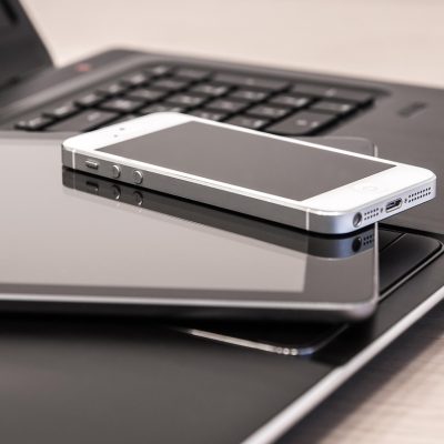 里布里布ai 资深编辑苏晚在笔记本前逐项实测工具操作流程，桌面上摊着写满批注的纸质笔记，安静专注的工作氛围